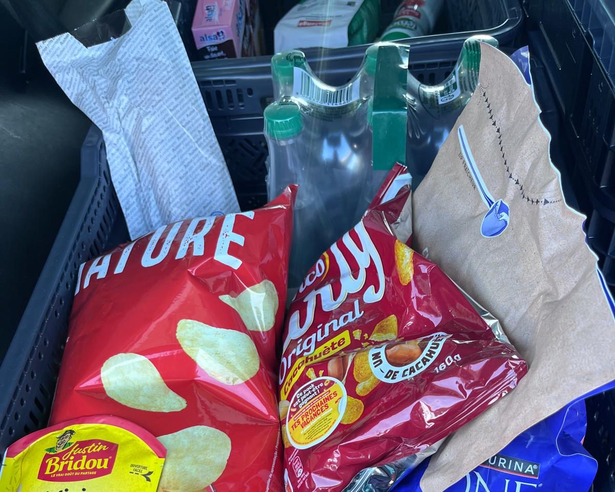 Vico crisps and Curly in a crate